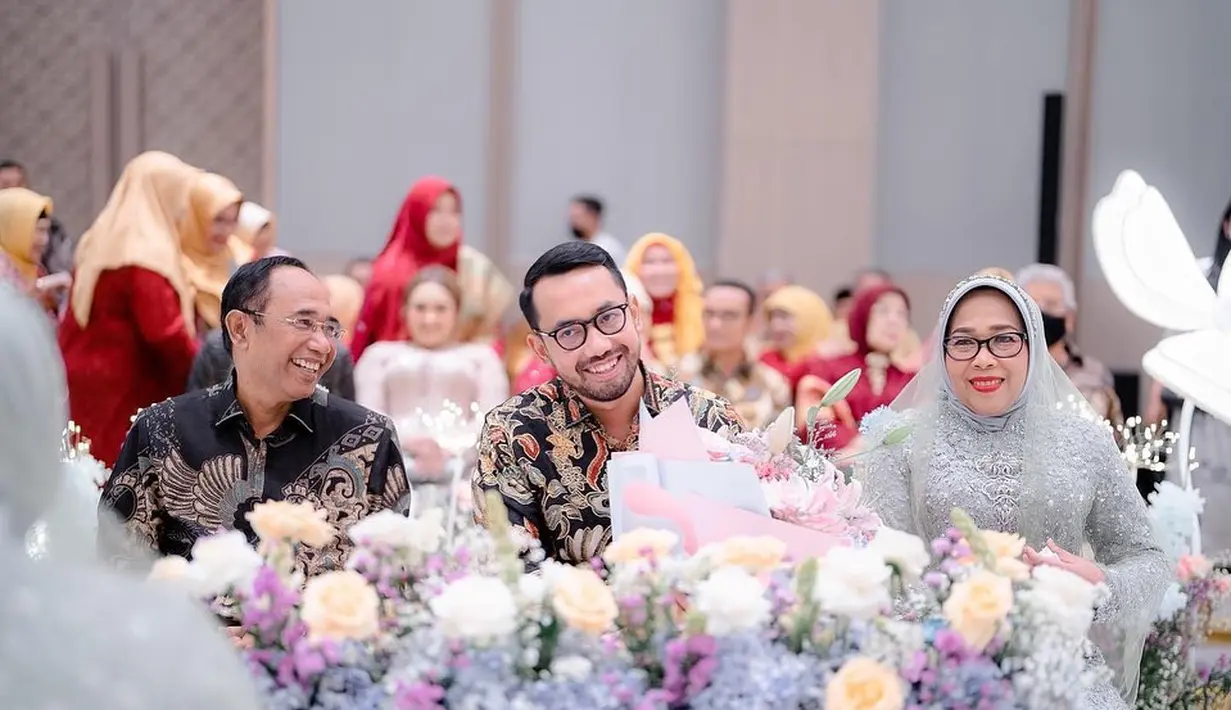 Calon suami Kiky Saputri, M. Khairi, bersama ayah dan ibunya. (Foto: Instagram/@kikysaputrii)