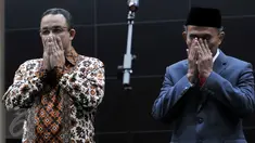 Mendikbud yang baru Muhadjir Effendy (kanan) bersama mantan Mendikbud Anies Baswedan saat serah terima jabatan di Jakarta, (27/7). Muhadjir Effendy resmi menggantiikan Anies Baswedan sebagai Menteri Pendidikan dan Kebudayaan. (Liputan6.com/JohanTallo)