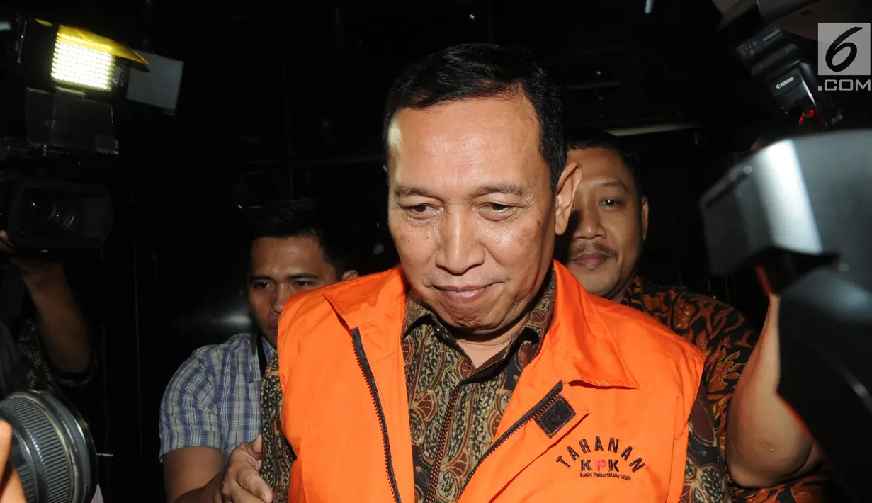 Sekretaris Jenderal KONI, Ending Fuad Hamidy mengenakan rompi tahanan seusai pemeriksaan di gedung KPK, Kamis (20/12). KPK resmi menahan Ending Fuad Hamidy setelah terjaring OTT terkait suap dana hibah dari Kemenpora ke KONI. (Merdeka.com/Dwi Narwoko)