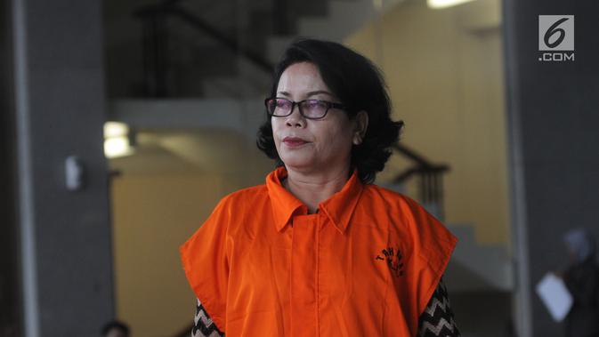 Mantan anggota DPRD Sumatera Utara periode 2009-2014, Arlene Manurung usai menjalani pemeriksaan di Gedung KPK, Jakarta, Senin (10/12). Ini merupakan pemeriksaan perdana Arlene pascaditahan oleh KPK. (Merdeka.com/Dwi Narwoko)