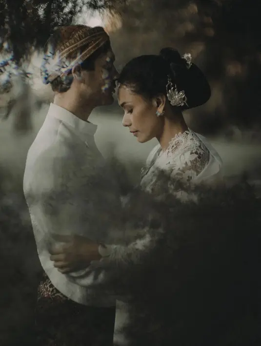 Adinia Wirasti menggelar pernikahan dengan sang kekasih. Berbalut kebaya putih rancangan Rama Dauhan, nuansa Jawa membuat tampilan keduanya begitu intim. [Foto: Instagram/ Adinia Wirasti].