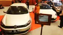 Pengunjung berfoto di depan mobil hasil rampasan KPK dalam Lelang Expo 2017 di Jakarta Convention Center, Jumat (22/9).Tidak hanya barang sitaan, sejumlah barang hasil pelaporan gratifikasi ke KPK juga dilelang dalam acara itu. (Liputan6.com/Angga Yuniar)