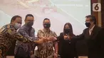 Direktur Independen PT Kapuas Prima Coal Tbk (ZINC) Padil Noor, Direktur Hendra Susanto William, Direktur Utama Harjanto Widjaja, Direktur Evelyne Kioe dan Notaris Satria Amiputra, berbincang usai RUPSLB di Jakarta, Jumat (09/06/2021). (Liputan6.com/HO/ZINC)