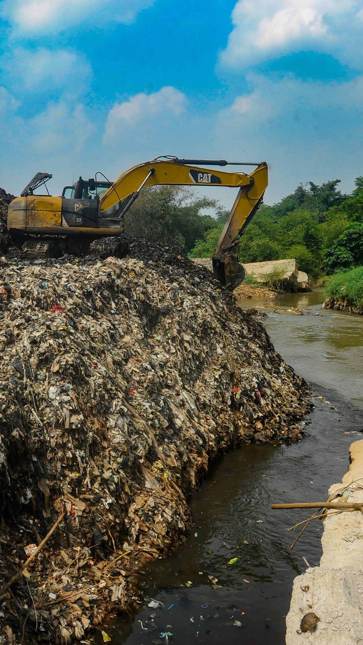 Timbunan sampah yang menimbun sebagian badan Kali Pesanggrahan ini membuat aliran sungai meluap.&nbsp;Merdeka.com/Arie Basuki