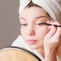 Ilustrasi Memakai Eyeliner/credit: freepik