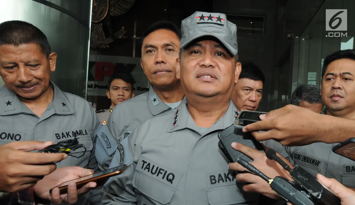 Kepala Bakamla Laksamana Madya Achmad Taufiqoerrochman memberikan keterangan usai keluar dari Gedung KPK, Jakarta, Kamis (17/1). Taufiqoerrochman datang untuk audiensi dengan pimpinan KPK terkait pencegahan tindak pidana korupsi. (Merdeka.com/Dwi Narwoko)