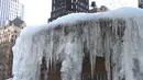 Kondisi air mancur Josephine Shaw Lowell yang membeku di Taman Bryant, New York, Selasa (2/1). New York dan sejumlah wilayah di AS disebutkan mengalami tahun baru terdingin sejak 1960-an dengan suhu mencapai minus 12 Celsius (AFP PHOTO / TIMOTHY A. CLARY)
