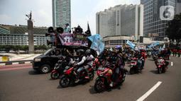 Buruh melakukan konvoi menggunakan sepeda motor di Bundaran Hotel Indonesia untuk mengikuti unjuk rasa di depan Gedung DPR, Jakarta, Rabu (10/8/2022). Dalam aksi tersebut mereka menuntut agar pemerintah menghapus Omnibus Law. (Liputan6.com/Johan Tallo)