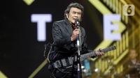 Penyanyi dangdut Rhoma Irama tampil pada acara HUT ke-28 Indosiar di Studio 6 EMTEK City, Jakarta, Rabu (11/1/2023). Rhoma Irama membawakan lagu berjudul "Butter" dari BTS dan duet bareng Menteri Pariwisata dan Ekonomi Kreatif Sandiaga Uno serta Gubernur Jawa Barat Ridwal Kamil saat membawakan lagu berjudul "275 Juta". (Fimela.com/Bambang E. Ros)