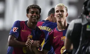 Dani Olmo (kanan) dan Lamine Yamal, merayakan gol kedua Barcelona dalam kemenangan 2-1 atas Rayo Vallecano di Vallecas Stadium, Rabu (28/8/2024) dini hari WIB. (AP Photo/Manu Fernandez)