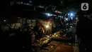 Suasana Pasar Loak di Kebayoran Lama, Jakarta, Rabu (3/11/2021). Pasar Loak Kebayoran Lama tetep eksis di tengah maraknya situs jual beli online. Barang dagangan yang dijual mulai dari pakaian, tas, aksesori hingga elektronik. (Liputan6.com/Johan Tallo)