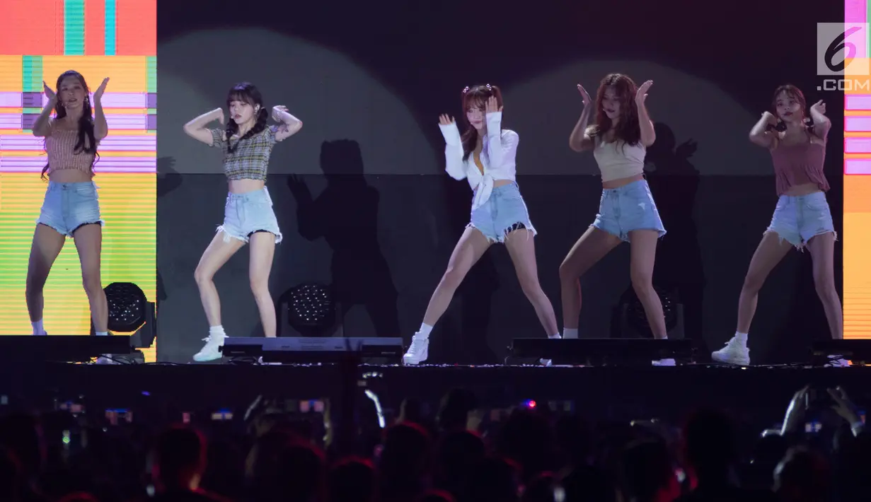 Girlband K-Pop, AOA tampil pada upacara penutupan Asian Para Games 2018 di Stadion Madya Senayan, Jakarta, Sabtu (13/10). AOA tampil membawakan lagu I'm Jelly Baby, Bingle Bangle, Excuse Me, dan Heart Attack. (Bola.com/Vitalis Yogi Trisna)