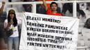Suporter membentangkan spanduk usai menyaksikan laga perpisahan pemain Persija, Bambang Pamungkas pada Shopee Liga 1 Indonesia, SUGBK Jakarta, Selasa (17/12/2019). Laga lawan Persebaya menjadi pertandingan terakhir Bambang Pamungkas sebagai pesepakbola profesional. (Liputan6.com/Helmi Fithriansyah)