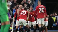 Bruno Fernandes merayakan gol Matheus Cunha di laga Chelsea vs Manchester United di pekan ke-33 Liga Inggris 2025/2026 di Stamford Bridge, Minggu (19/04/2026) dini hari WIB. (AP Photo/Kirsty Wigglesworth)