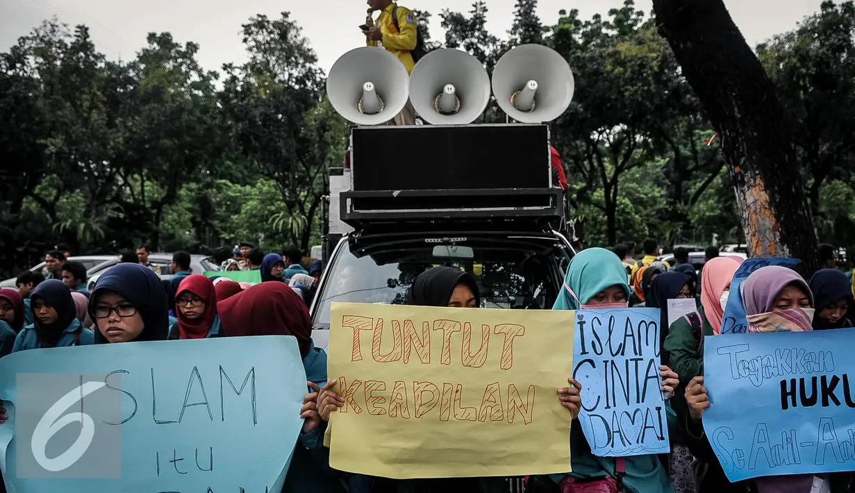 Sejumlah mahasiswi membawa poster saat melakukan aksi unjuk rasa di depan Gedung Balai Kota, Jakarta, Selasa (18/10). (Liputan/Faizal Fanani)