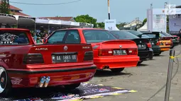 Deretan modifikasi mobil BMW pada Indonesian Bimmerfest 2018 di Semarang, Jawa Tengah, Minggu (18/11). Kegiatan yang diselenggarakan ke 10 kalinya diikuti 24 chapter club mobil BMW se-Indonesia. (Liputan6.com/HO/Doni)