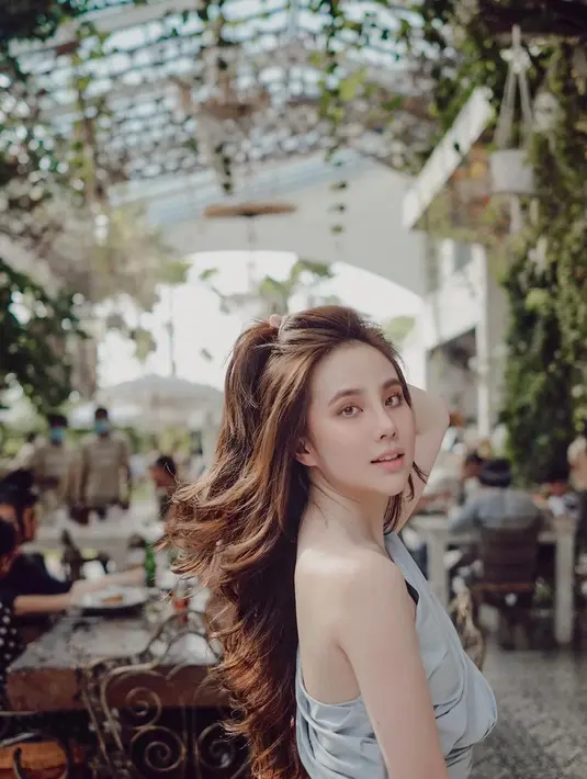 Selain wajah cantiknya yang curi perhatian, rambut panjang, indah dan terawat Agatha Chelsea ini juga kerap dipuji warganet. Sedari dari zaman Idola Cilik musim keempat tahun 2013, artis kelahiran Bandung ini memang identik dengan rambut panjang. Bahkan sepertinya, Chelsea jarang memotong rambutnya jadi pendek. (Liputan6.com/IG/@agatha_chelsea)