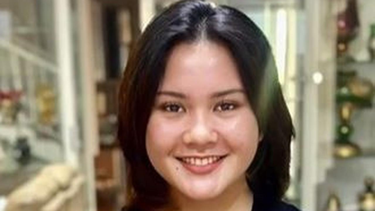 Sabilul membagikan potret sang putri saat membawa kue ulang tahun miliknya. "Selamat Ulang Tahun ke-20. Papa, Mama, Adam sayang kak Nisa," tulisnya pada kue ulang tahun sang putri. <br>