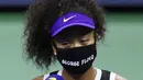 Petenis putri Jepang, Naomi Osaka mengenakan masker bertuliskan "George Floyd" sebagai dukungan kampanye gerakan Black Lives Matter saat diwawancara dalam Kejuaraan Tenis US Open 2020 di USTA Billie Jean King National Tennis Center, New York, Selasa (8/9/2020). (AFP/Matthew Stockman/Getty Images)