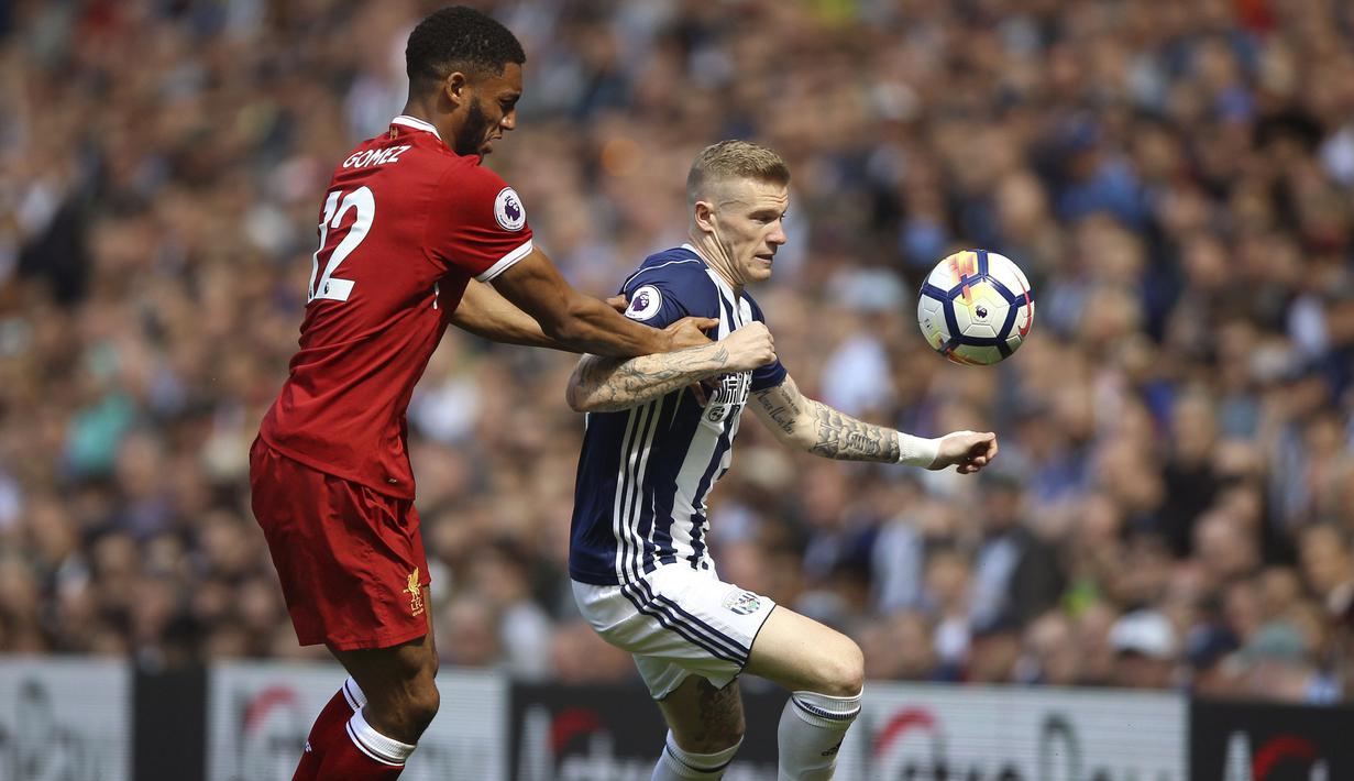 Duel pemain Liverpool, Joe Gomez (kiri) dan pemain West Bromwich Albion, James McClean pada lanjutan Premier League di The Hawthorns, West Bromwich, (21/4/2018).  West Bromwich imbangi Liverpool 2-2. (Nigel French/PA via AP)