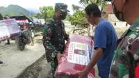 Bantuan kasur lipat Pangdam XIV Hasanuddin Mayjen TNI Andi Sumangerukka kepada warga korban banjir bandang Kolaka Utara.(Liputan6.com/Ahmad Akbar Fua)