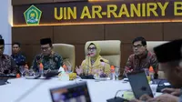Guru Besar Unesa Prof Dr Siti Nur Azizah SH MHum tampil sebagai pembicara utama pada FGD "Spirit Moderasi Beragama dan Harmoni Tahun Politik Melalui Kolaborasi Multi Sektor untuk Penguatan Ekonomi Aceh" di ruang rapat Rektorat Kampus UIN Ar-Raniry Banda Aceh, Kamis (14/12/2023). (Ist)