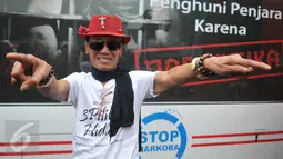 Pelawak Srimulat, Kabul Basuki atau Tessy (tessy) saat melakukan kampanye untuk tidak memakai Narkoba, Kota Tua, Jakarta,(26/2). Aksi tersebut dengan menggunakan simbol 3 pilihan hidup yaitu Rehabilitasi, Penjara atau mati. (Liputan6.com/Gempur M Surya)