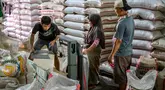 Para pekerja menyiapkan pesanan pelanggan di pasar beras utama di Jakarta pada Rabu 9 Juli 2025. (BAY ISMOYO/AFP)