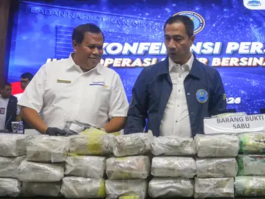 Pelaksana Tugas Deputi Bidang Pemberantasan Badan Narkotika Nasional (BNN), Roy Hardi Siahaan (kanan) saat memaparkan hasil Operasi Saber Bersinar 2026 di Kantor BNN RI, Jakarta, Selasa (19/5/2026). (merdeka.com/Arie Basuki)