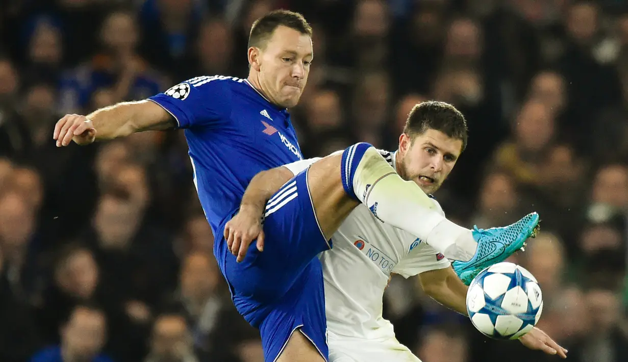 Bek Chelsea, John Terry (kiri) berusaha merebut bola dari pemain Dynamo Kiev, Artem Kravets pada lanjutan Grup G liga champions di  Stamford Bridge, London, Inggris (4/11). Chelsea menang atas Kiev dengan skor 2-1. (Reuters/Toby Melville)