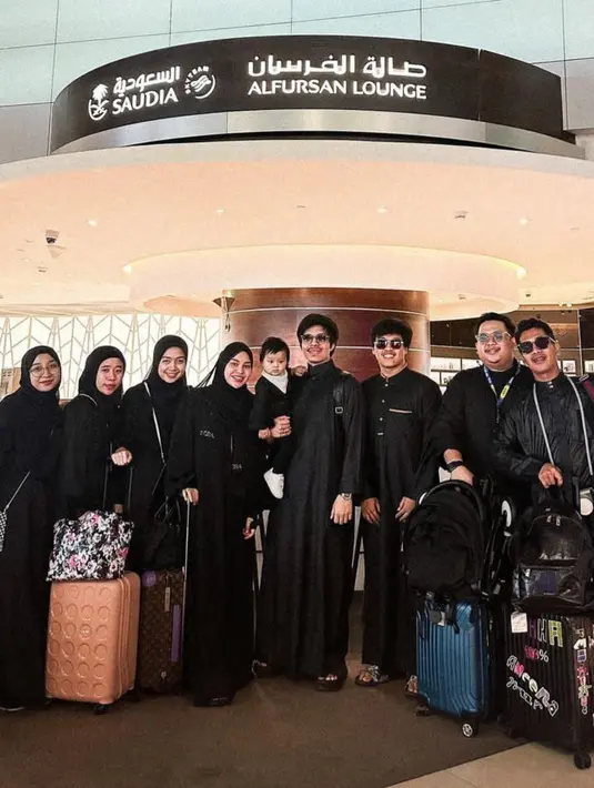 Seperti inilah keseruan Atta Halilintar mengajak keluarga kecilnya beribadah di Tanah Suci  [Instagram/attahalilintar]