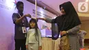 Seorang anak sedang mengukur tinggi badan dalam kampanye perubahan prilaku mendukung percepatan pencegahan stunting di Jakarta, Rabu (2/10/2019). Perwakilan pemda se Indonesia memperoleh bimbingan dari GAIN dalam meningkatkan perilaku gizi. (Liputan6.com/Angga Yuniar)
