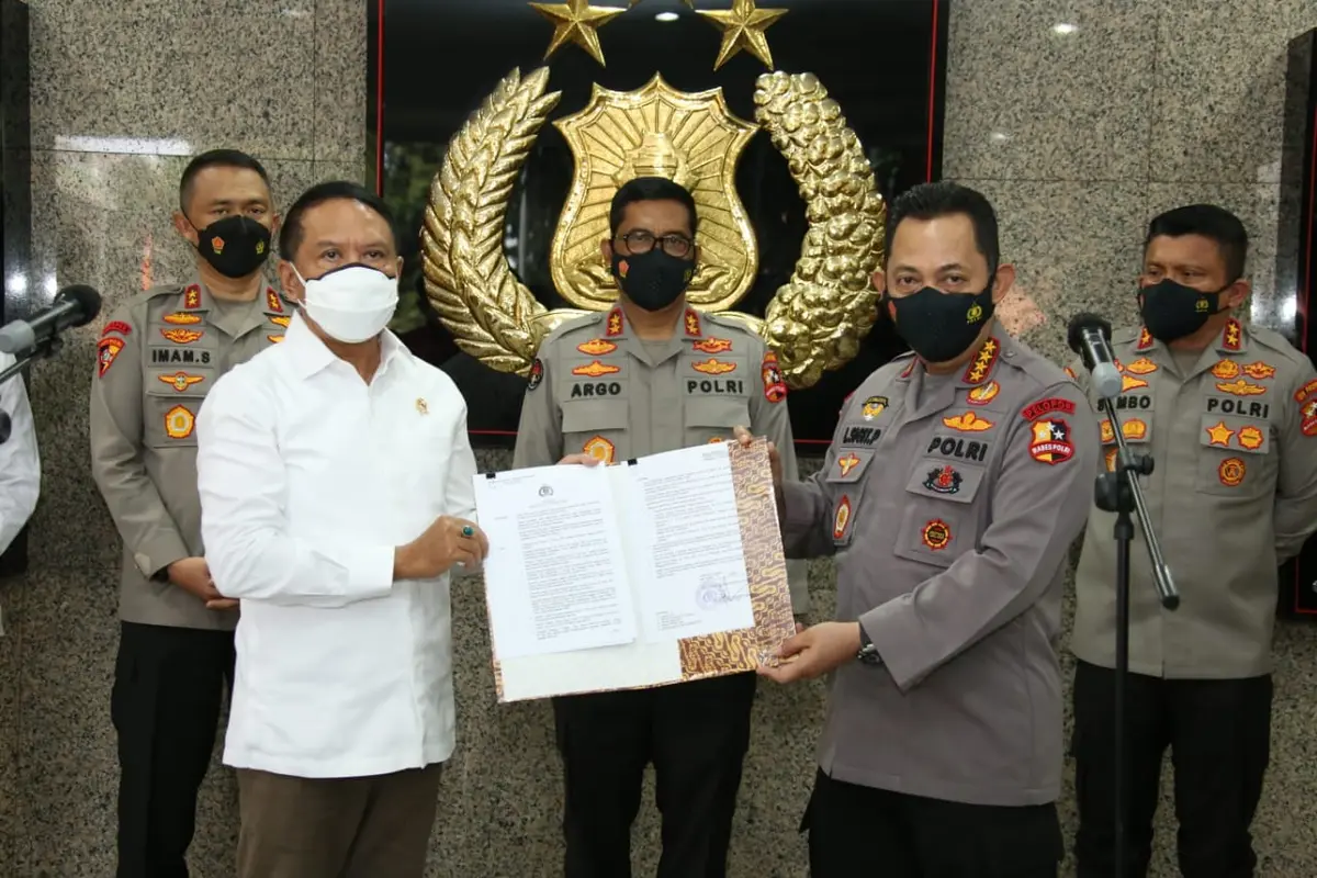 Menteri Pemuda dan Olahraga (Menpora), Zainudin Amali bertemu dengan Kapolri Listyo Sigit Prabowo untuk menerbitkan izin BRI Liga 1.