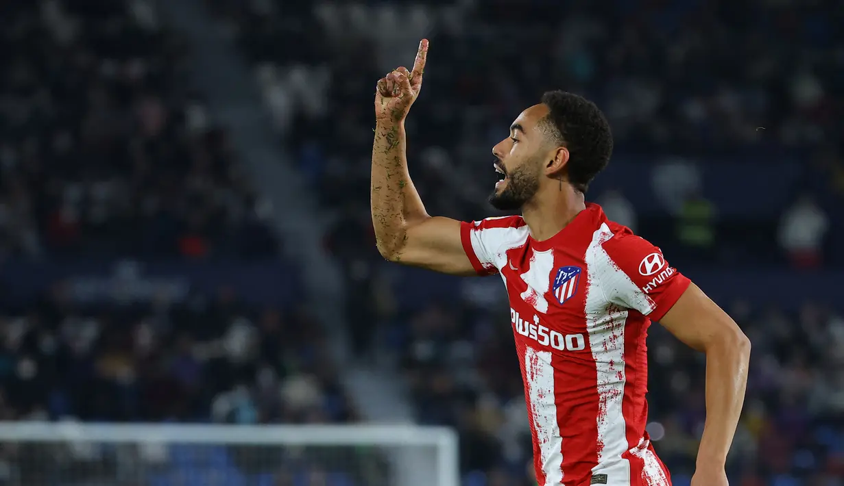 Penyerang Atletico Madrid, Matheus Cunha berselebrasi setelah mencetak gol ke gawang Levante pada pertandingan La Liga Spanyol di stadion Ciutat de Valencia di Valencia (29/10/2021). Atletico kini menempati di urutan keenam klasemen sementara LaLiga dengan 19 poin. (AFP/Jose Jordan)