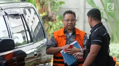 Mantan anggota DPRD Sumatera Utara Tahan Manahan Panggabean (kiri) tiba di Gedung KPK, Jakarta, Senin (19/11). Tahan akan menjalani pemeriksaan oleh penyidik KPK. (Merdeka.com/Dwi Narwoko)
