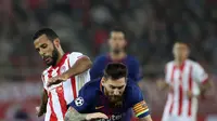 Pemain Olympiakos, Alaixys Romao merebut bola dari pemain Barcelona, Lionel Messi pada laga babak penyisihan Grup D Liga Champions di Georgios Karaiskáki, Rabu (1/11). Barcelona hanya mampu bermain imbang dengan skor 0-0. (AP/Thanassis Stavrakis)