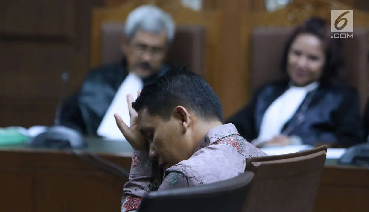 Terdakwa suap Dana Otonomi Khusus Aceh (DOKA) Bupati Bener Meriah nonaktif, Ahmadi saat menjalani sidang pembacaan tuntutan di Pengadilan Tipikor, Jakarta, Kamis (22/11). Ahmadi dituntut hukuman empat tahun penjara. (Liputan6.com/Helmi Fithriansyah)