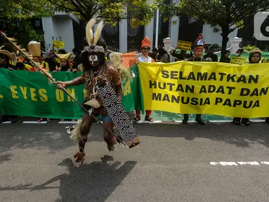 Puluhan orang dari Masyarakat Adat Papua Barat Awyu dan Moi, bersama dengan sejumlah aktivis lingkungan hidup, berkumpul di depan Gedung Mahkamah Agung di Jakarta. (merdeka.com / Arie Basuki)