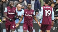 Para pemain West Ham United merayakan gol Mohammed Kudus ke gawang Manchester United (MU) pada laga pekan ke-18 Premier League 2023/2024 yang digelar di London Stadium, Sabtu (23/12/2023) malam WIB. (AP Photo/Kirsty Wigglesworth)