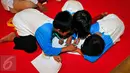 Sejumlah anak yatim ketika menulis surat untuk Presiden Jokowi di TMII, Jakarta, Minggu (19/6). Standardpen mengajak anak Indonesia kembali menulis dengan tangan melalui Gerakan Ayo Menulis dan membagikan Satu Juta Bolpoin. (Liputan6.com/Yoppy Renato)