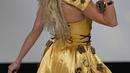 Seorang model mengenakan gaun bertabur cokelat selama pertunjukan sebagai bagian dari Pameran Cokelat (Salon du Chocolat) di Paris, Prancis, Rabu (27/10/2021). Acara ini menandai pembukaan pekan raya cokelat, salah satu pameran cokelat terbesar di dunia. (AP Photo/Francois Mori)