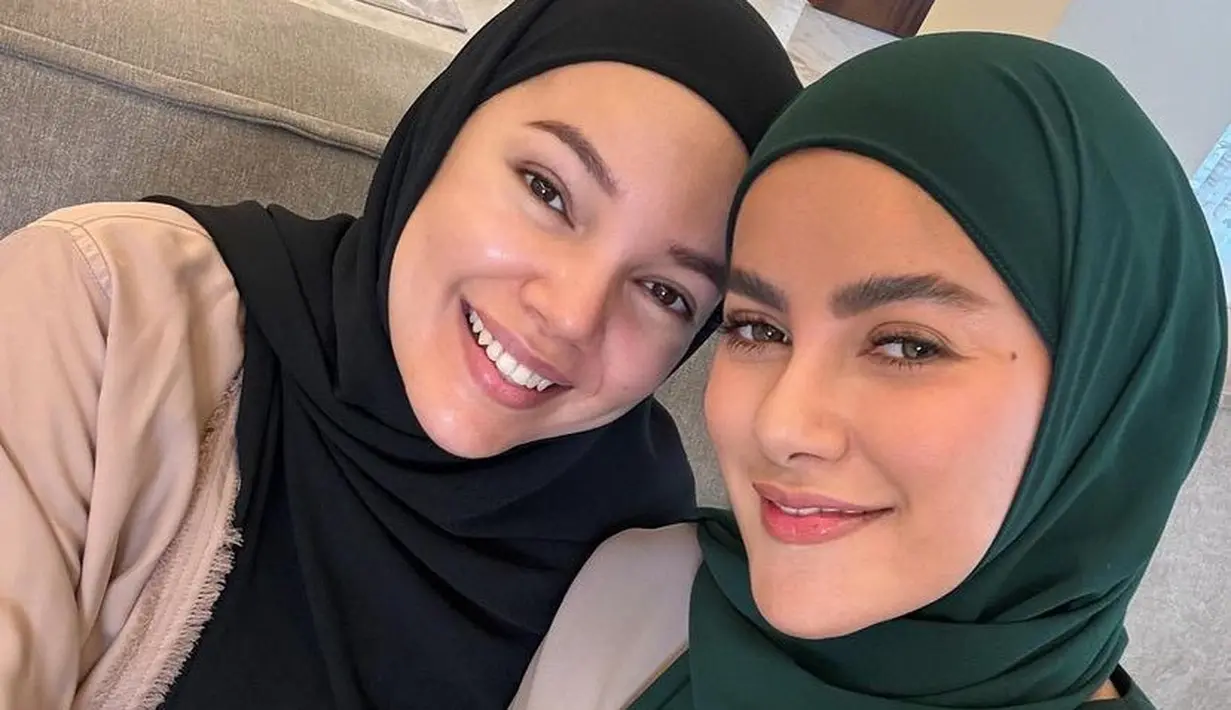 Semestra itu, Olla mengenakan abaya beige dengan list hijab panjang di bagian leher dan depån abaya. Ia juga memadukannya dengan kerudung panjang polos barna hijab. [@ollaramlan]
