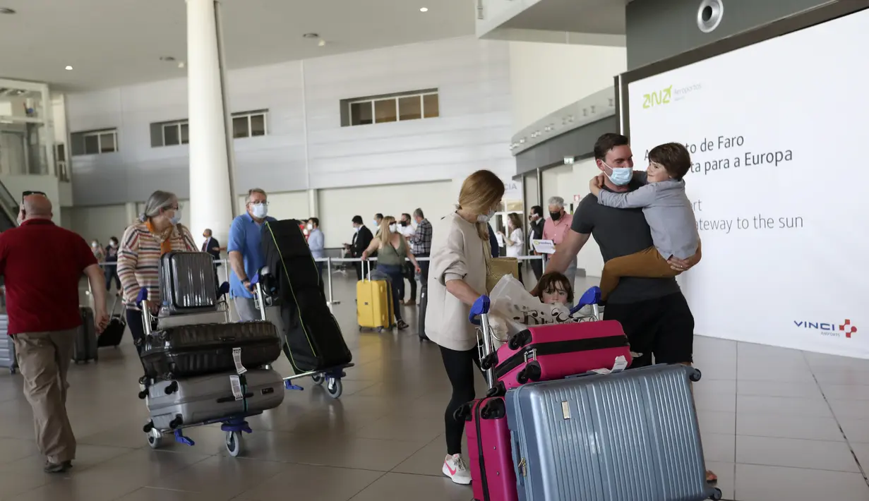 Penumpang penerbangan dari Inggris tiba di bandara Faro, wilayah Algarve, Portugal, Senin (17/5/2021). Wisatawan Inggris mulai berdatangan dalam jumlah besar di bagian selatan Portugal setelah pemerintah di kedua negara melonggarkan pembatasan perjalanan pandemi COVID-19. (AP Photo/Ana Brigida)