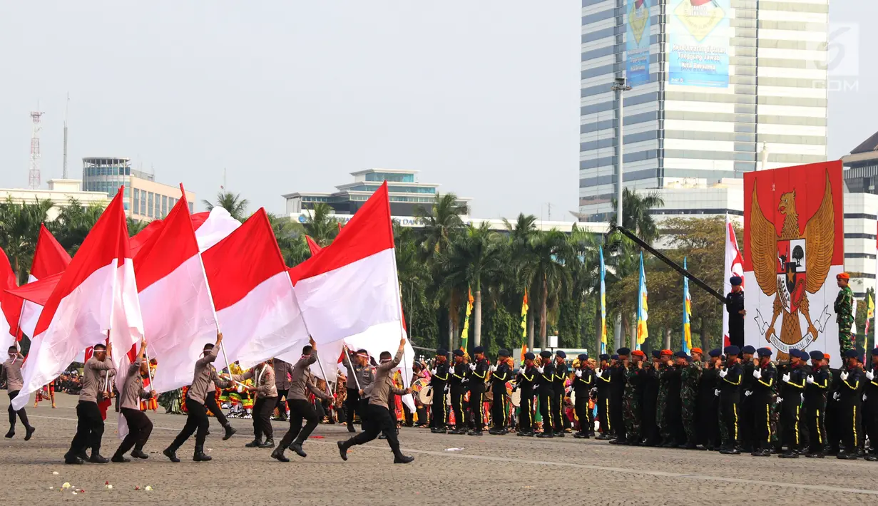 Atraksi serta tari daerah dipertunjukkan personel Polri dalam peringatan HUT Bhayangkara ke-71 di Lapangan Silang Monas, Jakarta, Senin (10/7). Acara ini menampilkan berbagai atraksi dari masing-masing kesatuan Polri. (Liputan6.com/Angga Yuniar)