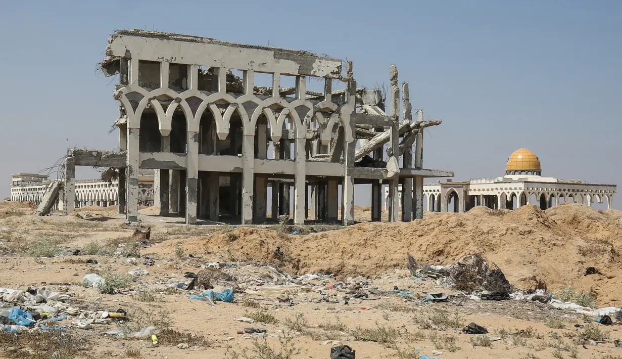 Suasana bandara Yasser Arafa International yang hancur dan sepi di Jalur Gaza, di kota Rafah, Palestina (24/6/2019). Bandara ini kini tinggal reruntuhan akibat serangan Israel. (AFP Photo/Said Khatib)