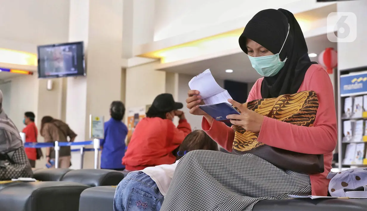 Nasabah menunggu untuk melakukan transaksi perbankan di KCU Bank Mandiri Bintaro, Tangerang Selatan, Banten, Jumat (26/2/2021). Lembaga Penjamin Simpanan (LPS) menjamin simpanan nasabah di bank hingga Rp 2 miliar per nasabah per bank dengan syarat 3 T. (Liputan6.com/Angga Yuniar)