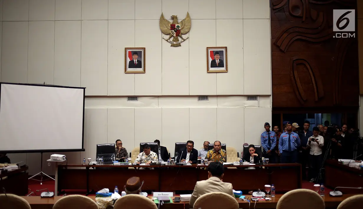 Suasana saat Pansus Hak Angket mendengarkan penjelasan Yusril Ihza Mahendra di Senayan, Jakarta, Senin (10/7). Sebagai pakar hukum tata negara serta praktisi hukum yang teruji, Yusril di mintai keterangan oleh Hak Angket. (Liputan6.com/Johan Tallo)