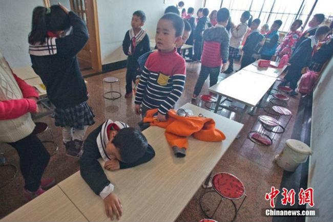 Para siswa nampak lelah saat sampai di restoran | Photo: Copyright shanghaiist.com