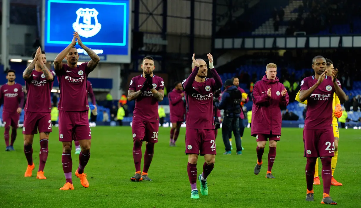 Pemain Manchester City menyapa para penggemarnya usai melawan Everton pada Liga Inggris di Goodison Park di Liverpool (31/3). Karena kemenangan ini Manchester City memecahkan rekor kemenangan tandang terbanyak dalam semusim. (AP Photo/Rui Vieira)