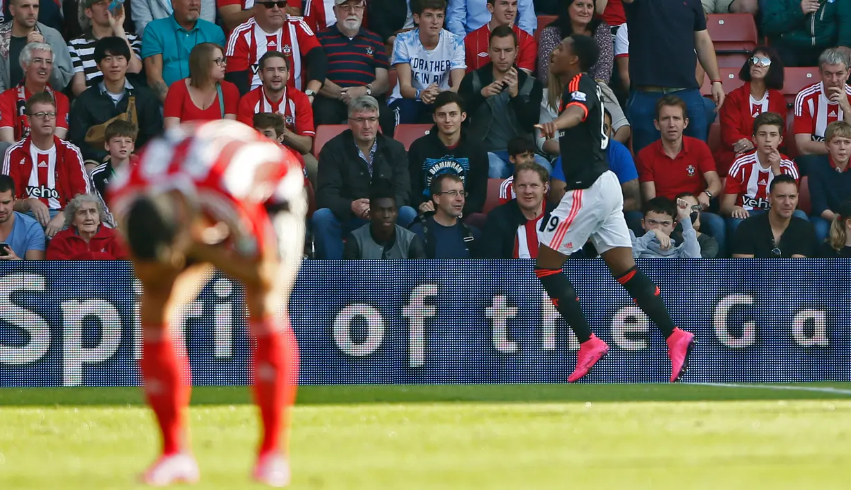 Penyerang MU, Anthony Martial melakukan selebrasi usai mencetak gol ke gawang Southampton pada lanjutan Liga Premier Inggris di Stadion St. Mary, Minggu (20/9/2015). MU menang atas Southampton dengan skor 3-2. (Reuters/Stefan Wermuth)